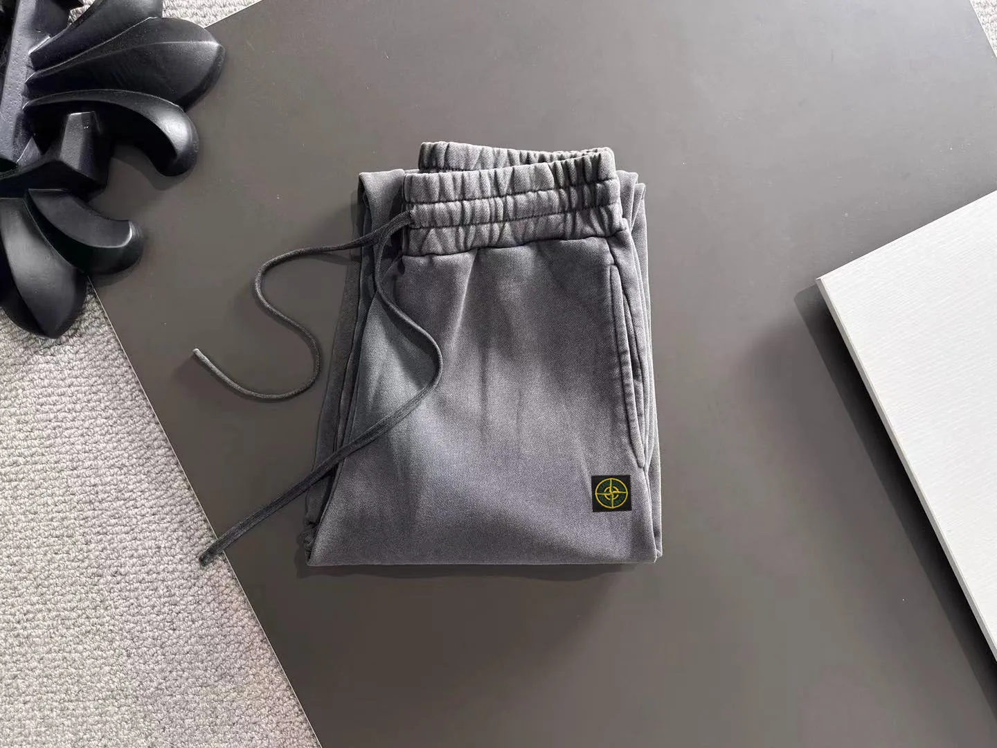 Next day shipment P360 Stone lsland/Stone Island Exclusively launches 25ss autumn and winter new high-quality trousers. Compare real-life details at will. Craftsmanship that ordinary small workshops cannot copy. Top-level ZP development. Unique imported fabric feel. Purely imported German machine production. Precision operation. Ten thousand needle density. A pair of trousers with rich details. You can see the development strength. A full set of new accessories are customized simultaneously. Simple yet elegant. Soft, delicate and comfortable. The upper body is versatile and fashionable. A perfect choice for autumn and winter. A must-have item. Loose fit. Please refer to the size chart when placing an order: S to XXL (or state your height and weight when placing an order)
